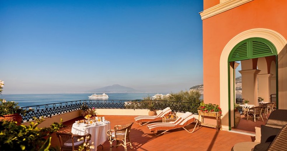 A acomodação conta com terraço privativo de 200 m² com vista para a Baía de Sorrento — Foto: Divulgação/Grand Hotel Excelsior Vittoria 
