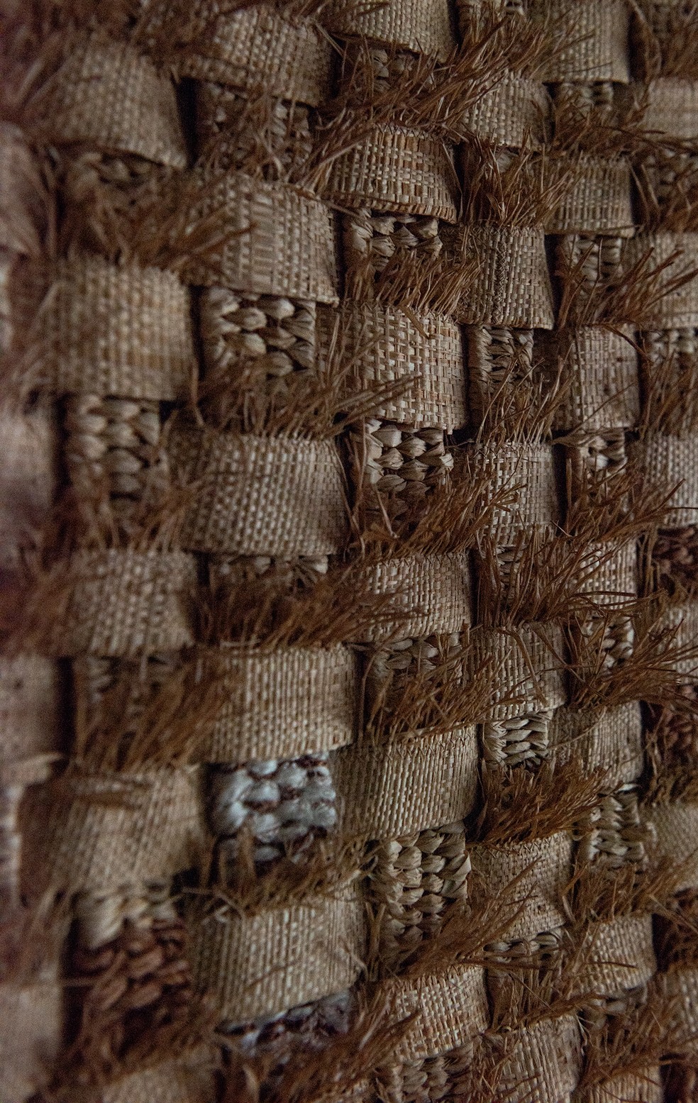 Tapeçaria mostra a experimentação com diferentes fibras naturais: lã, sisal e palha — Foto: Letícia Remião