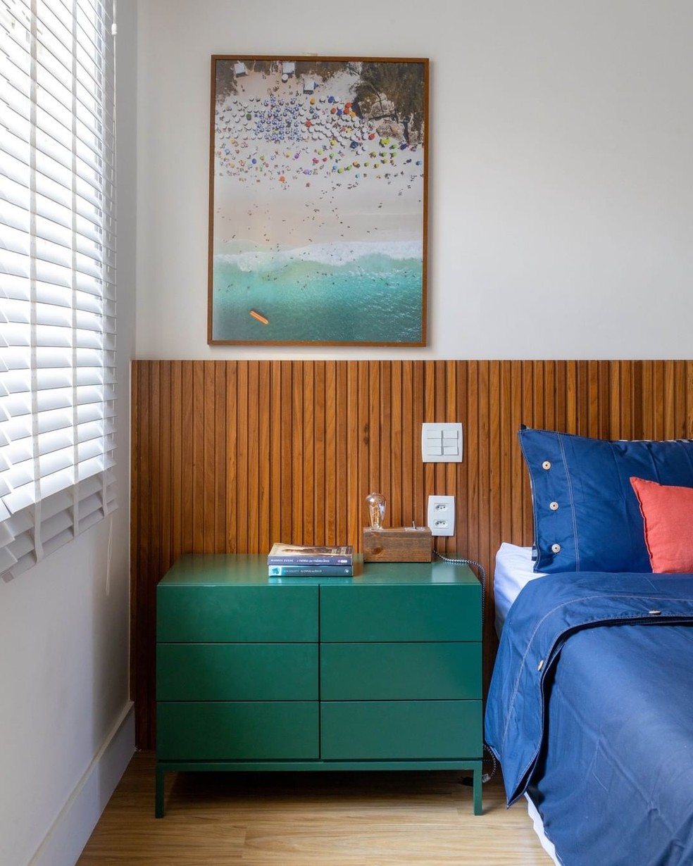 Assinado pelo escritório Páprica Arquitetura, este quarto tem uma combinação de cores marcante — Foto: André Nazareth