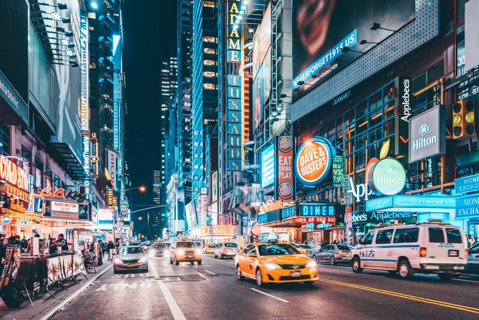 Táxis amarelos e outdoors chamativos fazem parte da paisagem urbana de Nova York tanto quanto a Estátua da Liberdade  — Foto: Yukinori Hasumi/Getty Images