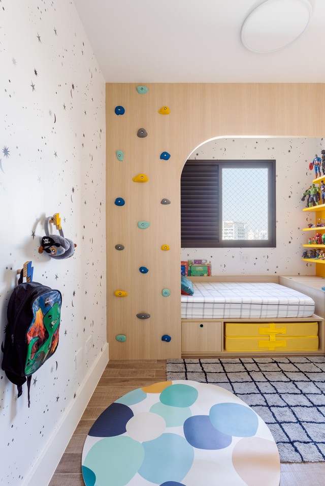 Décor do dia: quarto infantil com pórtico de madeira e parede de escalada
