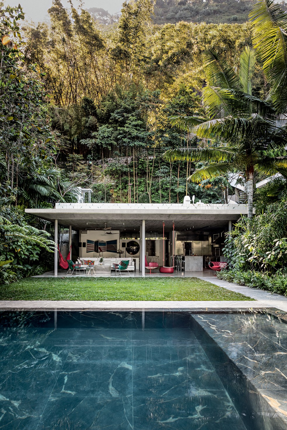 A casa originalmente projetada por Oscar Niemeyer foi reformada pela arquiteta Lia Siqueira — Foto: Ruy Teixeira
