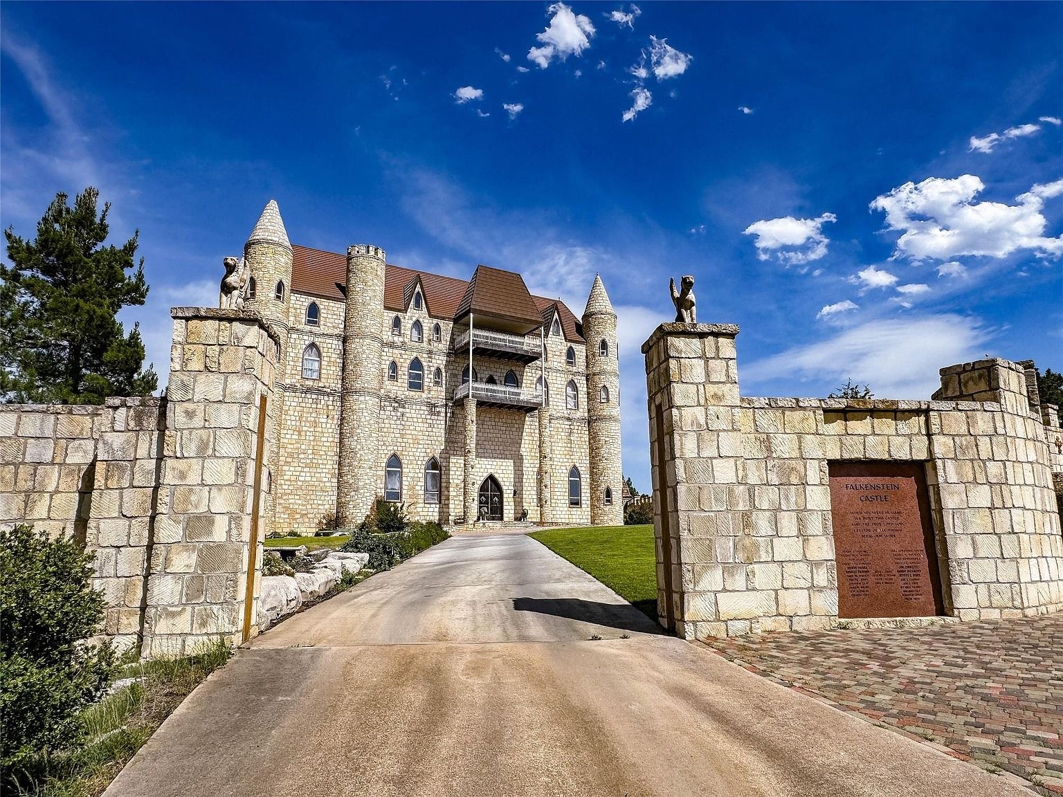 Este castelo no Texas tem uma história incrível e teve o preço reduzido quase pela metade