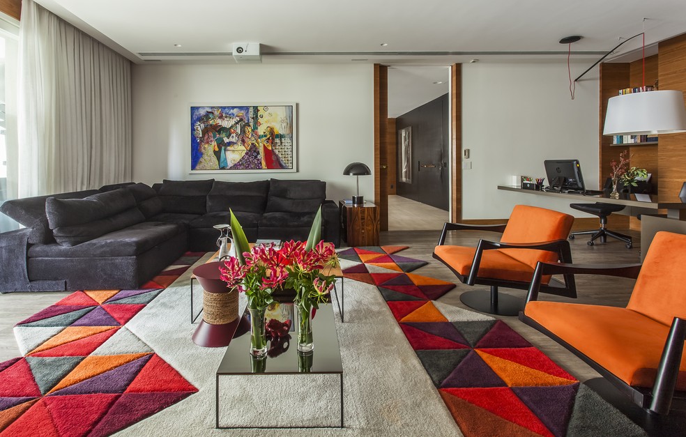 Sala de estar projetada pelas arquitetas Ieda e Carina Korman, da Korman Arquitetos — Foto: Eduardo Pozella