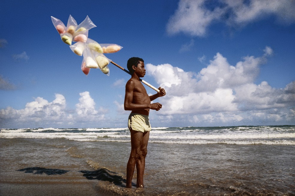 Vendedor de sonhos na Praia de Piatã, Salvador, BA, déc 1980. Walter Firmo — Foto: Acervo IMS