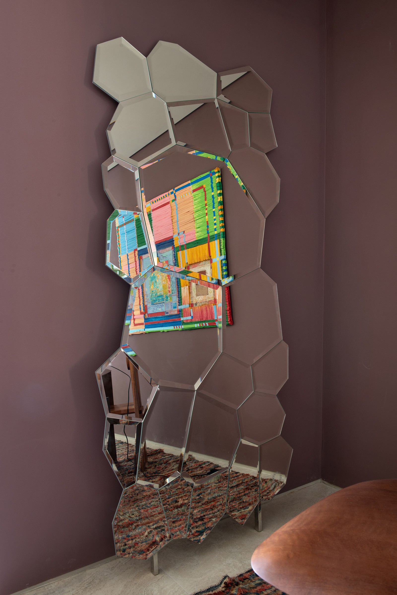 O espelho Jubilé, design de Fernando e Humberto Campana para Firma Casa, deu um tom ainda mais artístico ao ateliê do apartamento Casa Vogue Experience 2024 — Foto: Dora de Barros