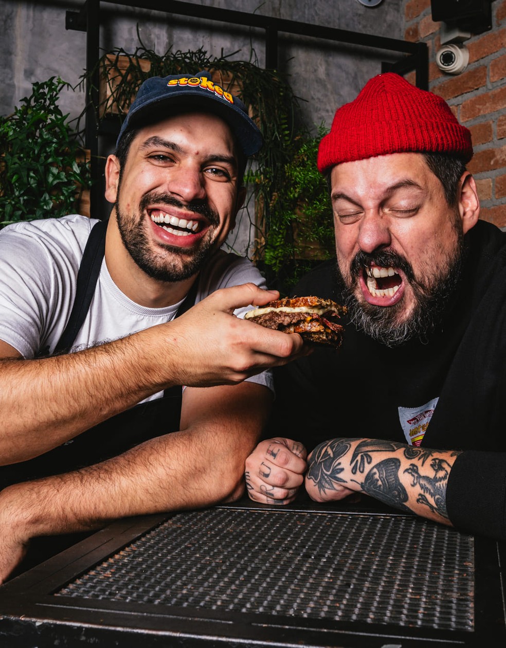 Chefs Enrico Villela, do Beef Burger & Beer, e Fih Fernandes, do Fôrno  — Foto: Pickes/Divulgação