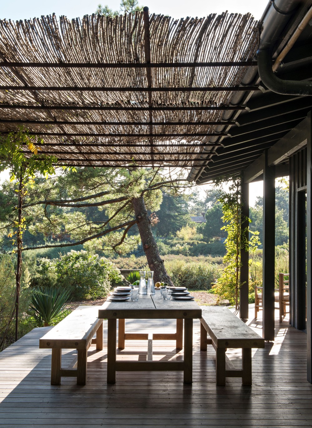 Na França, casa de praia de 134 m² exibe décor despojado após reforma