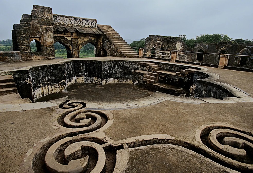 Jahaz Mahal em Mandu parece algo saído de um set de filme de exploradores — Foto: Getty Images/Universal Images Group