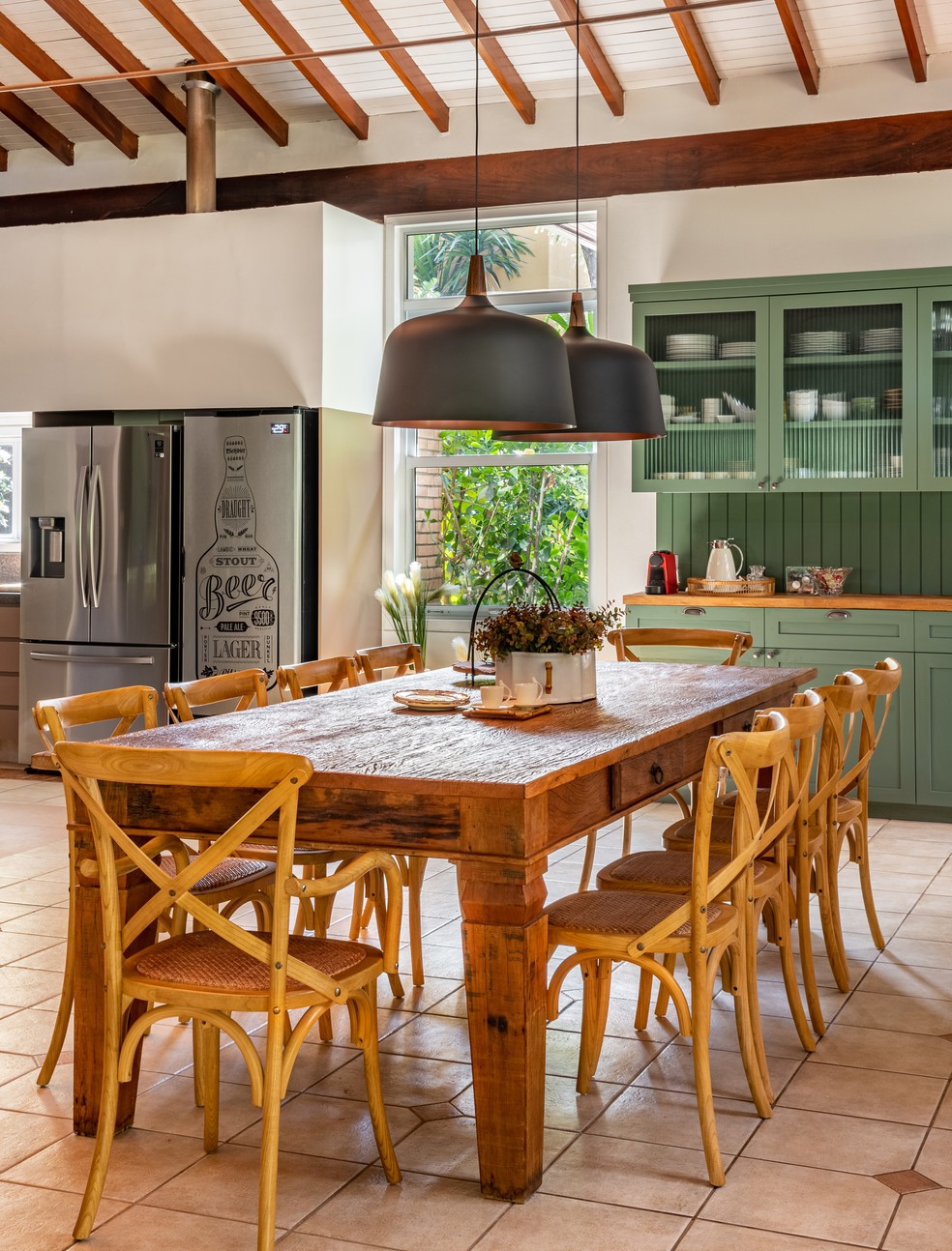 Móveis rústicos e estilo provençal ditam a decoração da área gourmet em casa de Campinas, no interior de São Paulo — Foto: Fávaro Junior