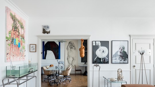 Apartamento-galeria cria linha do tempo da arte e do mobiliário brasileiros