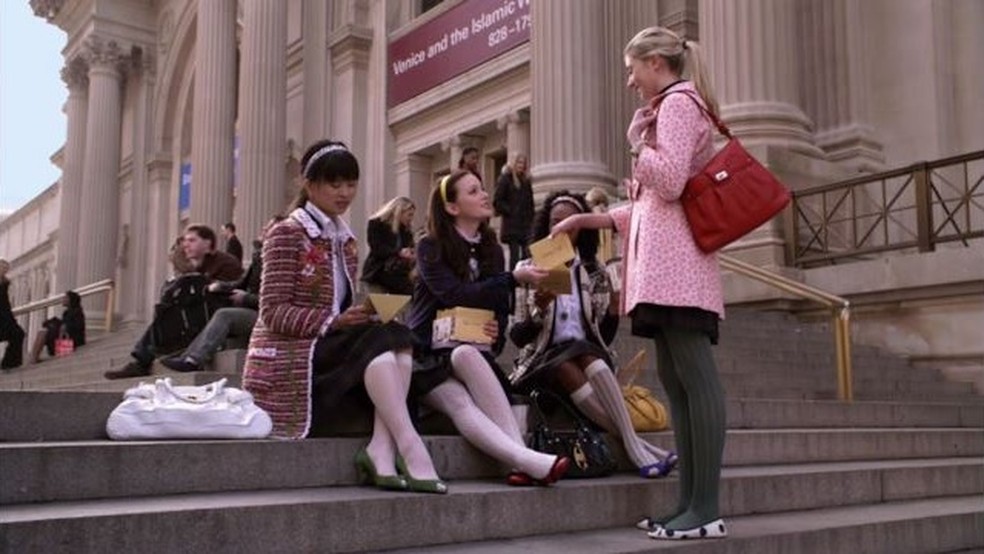 Cena da série 'Gossip Girl', gravada nas escadas do The Met — Foto: Divulgação