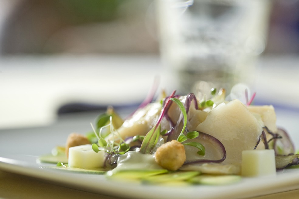 Salada morna de bacalhau — Foto: Divulgação