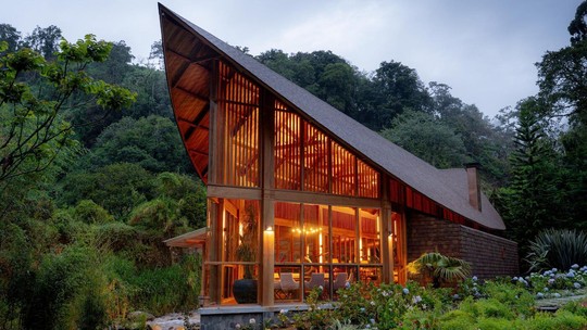 Por dentro da casa construída ao redor de pedra gigante; veja