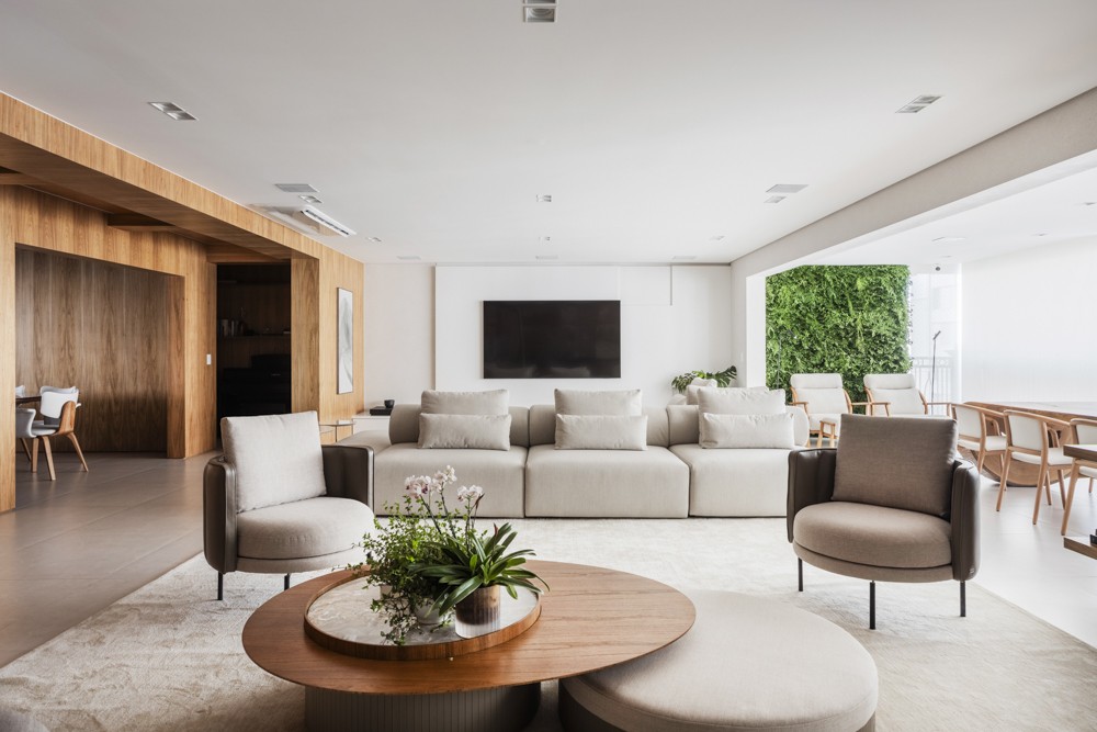 Apartamento de 320 m² exibe painéis de madeira e decoração contemporânea
