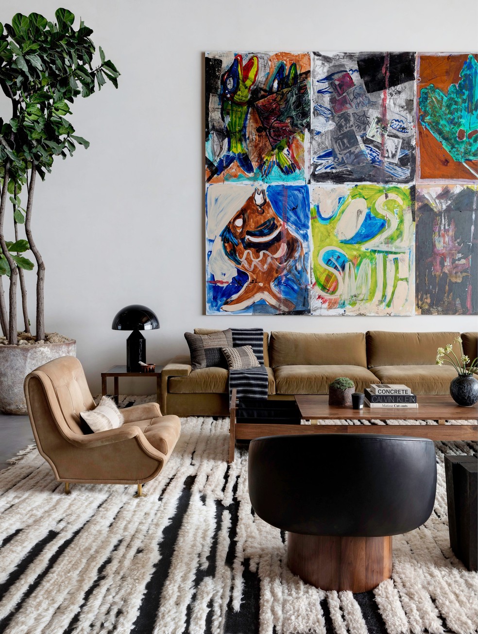 Décor do dia: sala de estar decorada com pufes e gallery wall - Casa Vogue