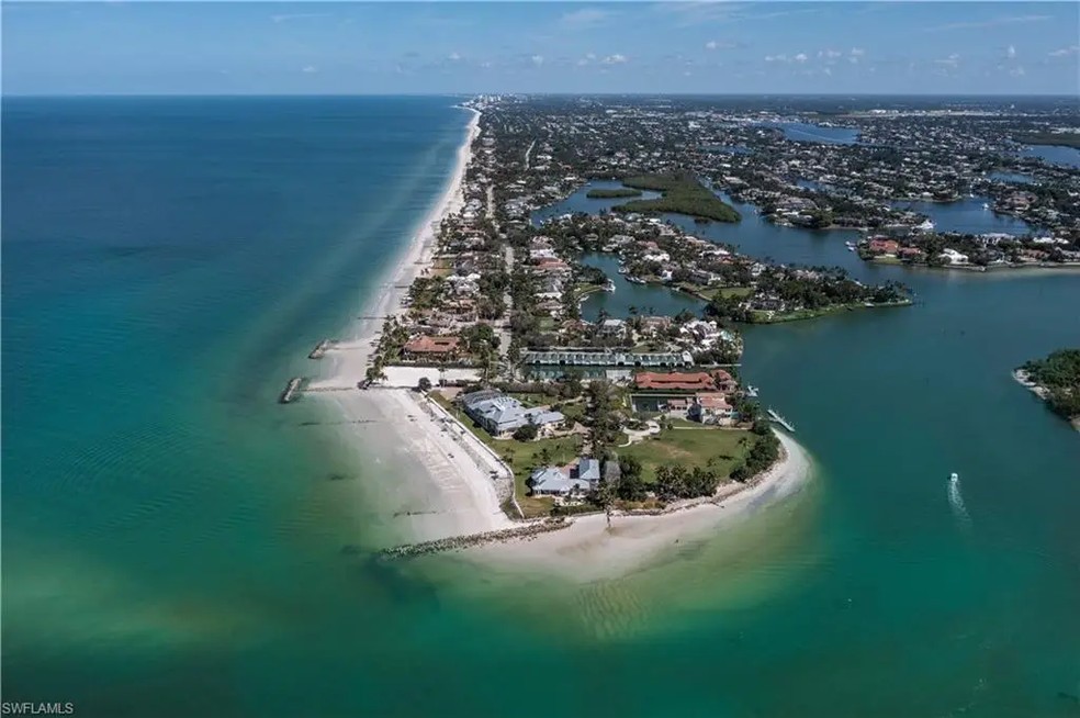 A propriedade fica entre o Golfo do México e a Baía de Naples — Foto: Divulgação/Coldwell Banker Realty