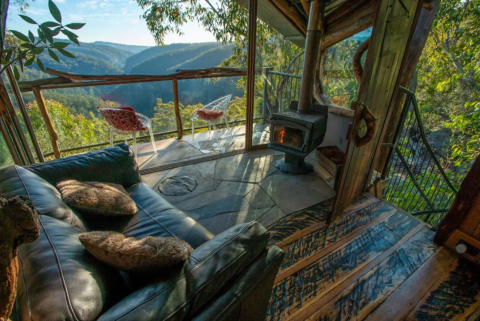  Os interiores com vista no  Treehouse Blue Mountains, na Austrália — Foto: Divulgação/Airbnb