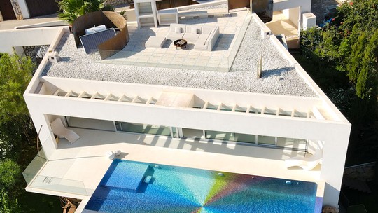 Artista transforma piscina com 130 mil mosaicos de vidro arco-íris