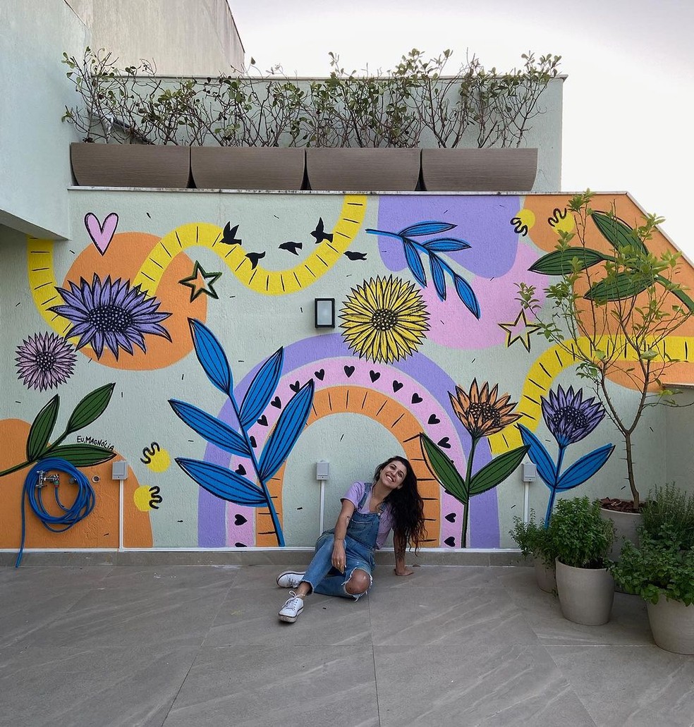 A artista plástica Maju Bonorino assina pintura personalizada em terraço do apartamento da atriz Giulia Costa — Foto: Reprodução/Instagram