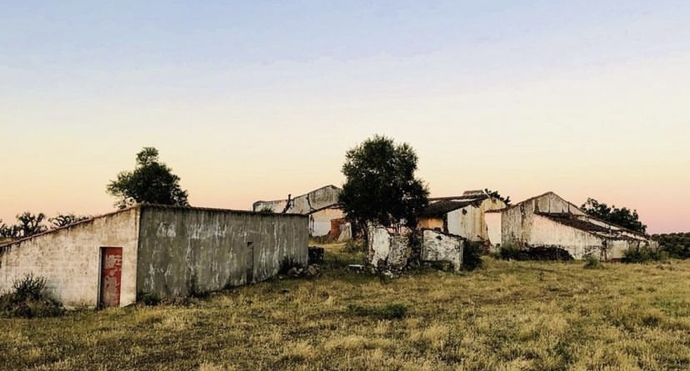 Quando foi comprada em 2019, a propriedade estava abandonada e em ruínas  — Foto: Reprodução/Instagram @casabaioportugal