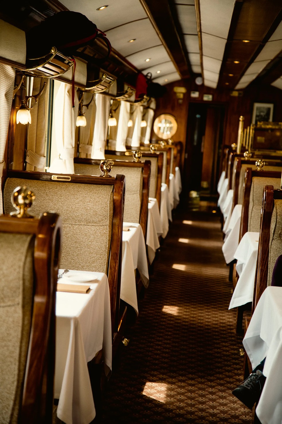 Há dois carrinhos de jantar que comportam até 84 passageiros — Foto: Sophie Knight