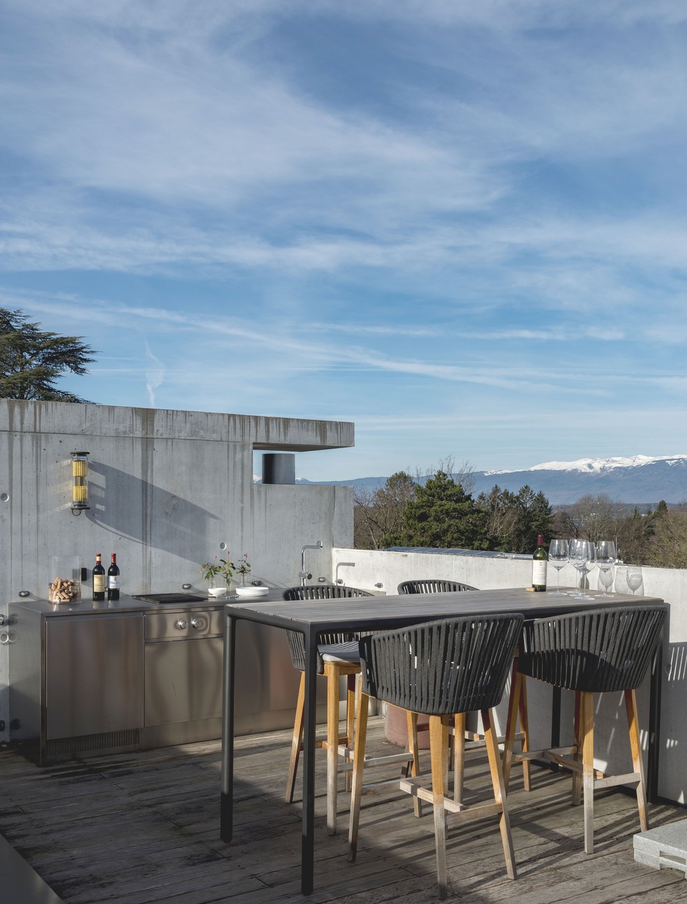 No segundo piso, a área gourmet ao ar livre é o espaço ideal para pequenos encontros em dias ensolarados  — Foto: Tuca Reinés