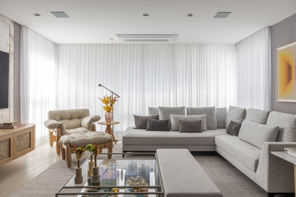 Apartamento de 152 m² tem living amplo, acabamentos em mármore e peças de design — Foto: Rafael Renzo