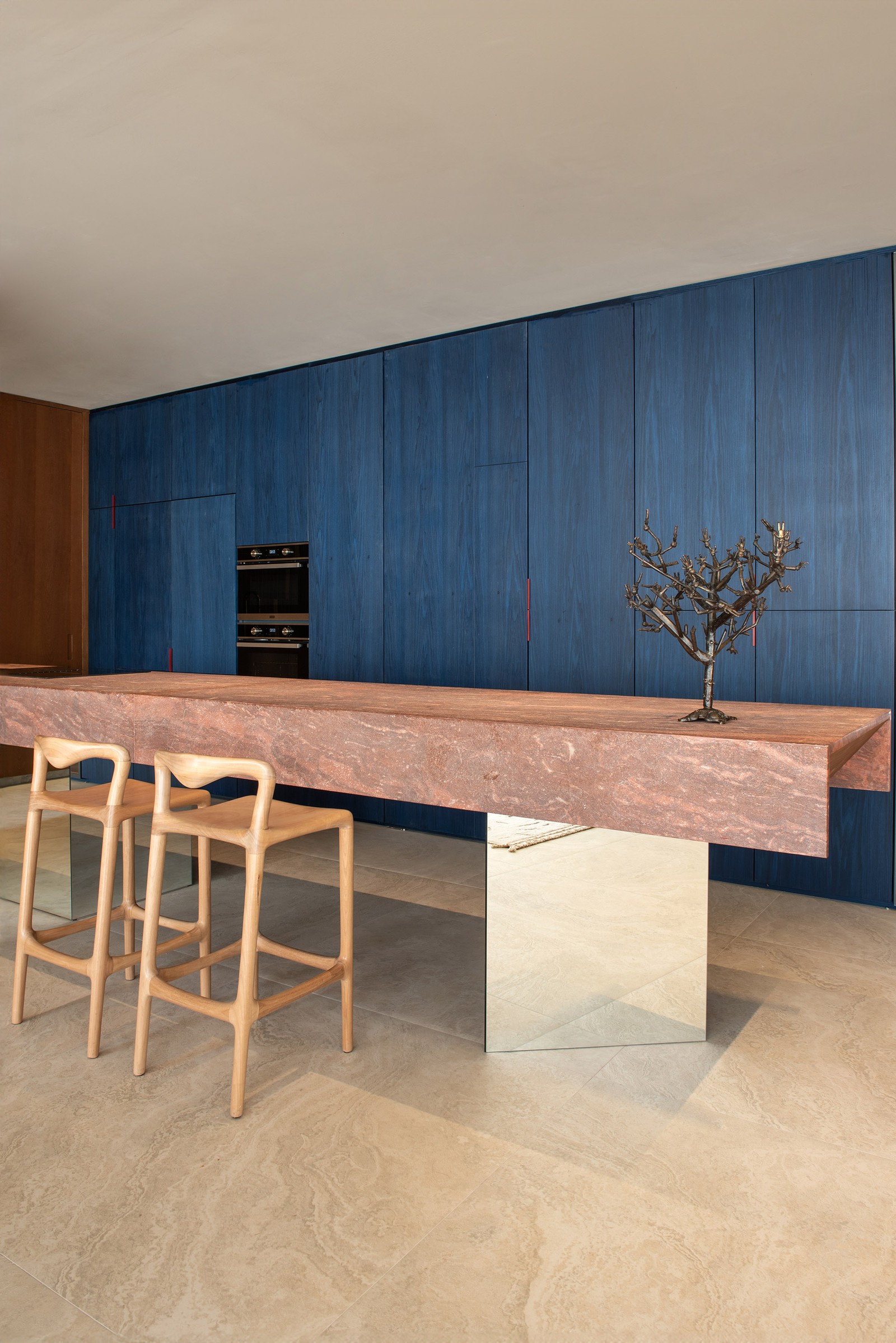 A marcenaria Grecco permeia todo o apartamento decorado do Casa Vogue Experience 2024. Na cozinha, o escolhido foi um armário com um tom de azul que deu ainda mais personalidade ao ambiente — Foto: Dora de Barros