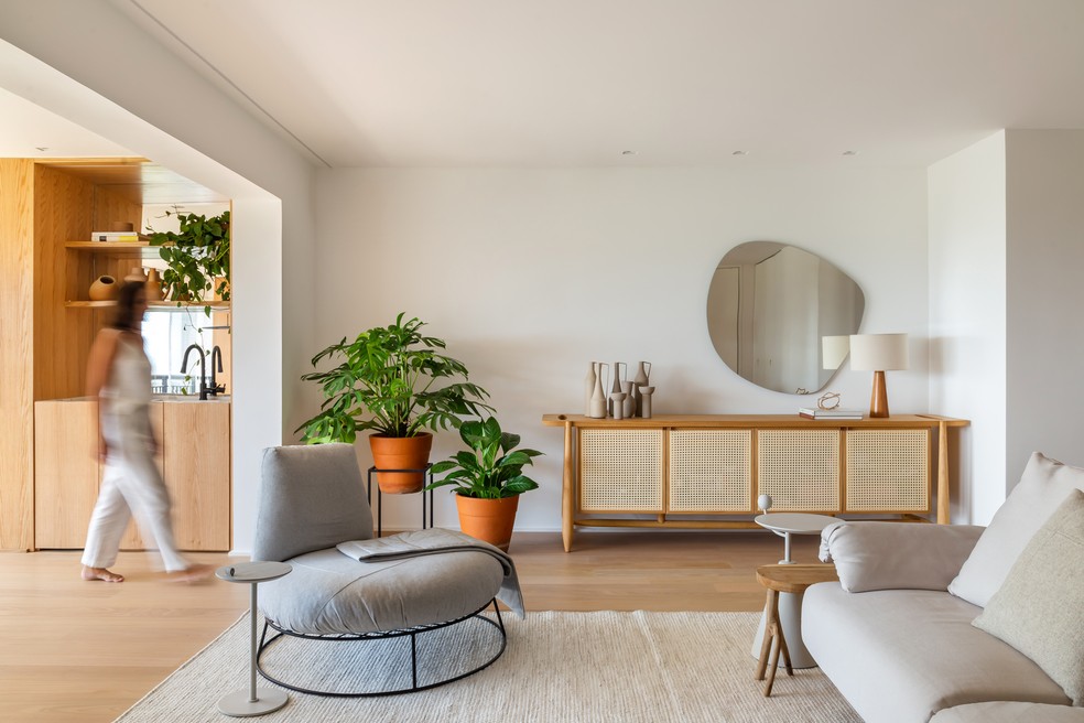 Apartamento de 160 m² com decoração minimalista e cores claras assinado pelo escritório A+G Arquitetura — Foto: Luiza Schreier