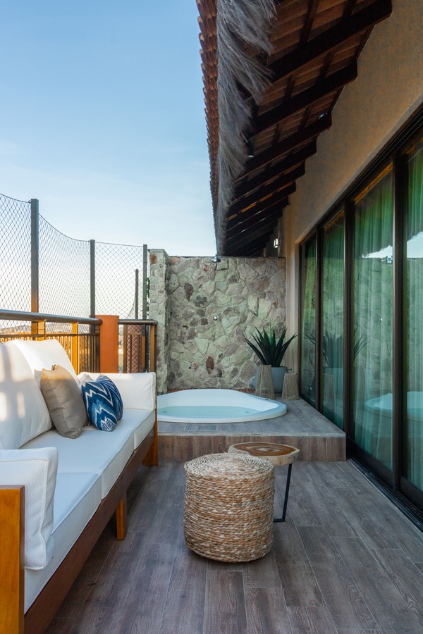 Décor do dia: varanda com jacuzzi e parede de pedras em estilo rústico