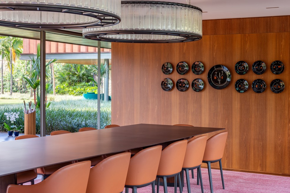 Na sala de jantar, mesa e cadeiras da Micasa, tapete da By Kamy e pratos atribuídos a Pablo Picasso na parede, trazidos de Londres — Foto: Favaro Jr.