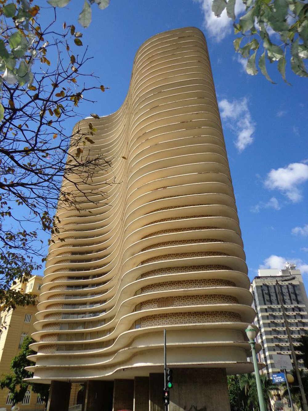 Apartamento de 195 m² em edifício de Oscar Niemeyer tem ar minimalista