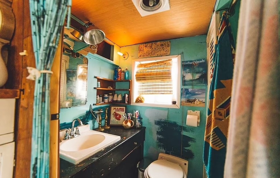 Banheiro de casa flutuante  — Foto: Reprodução/Airbnb