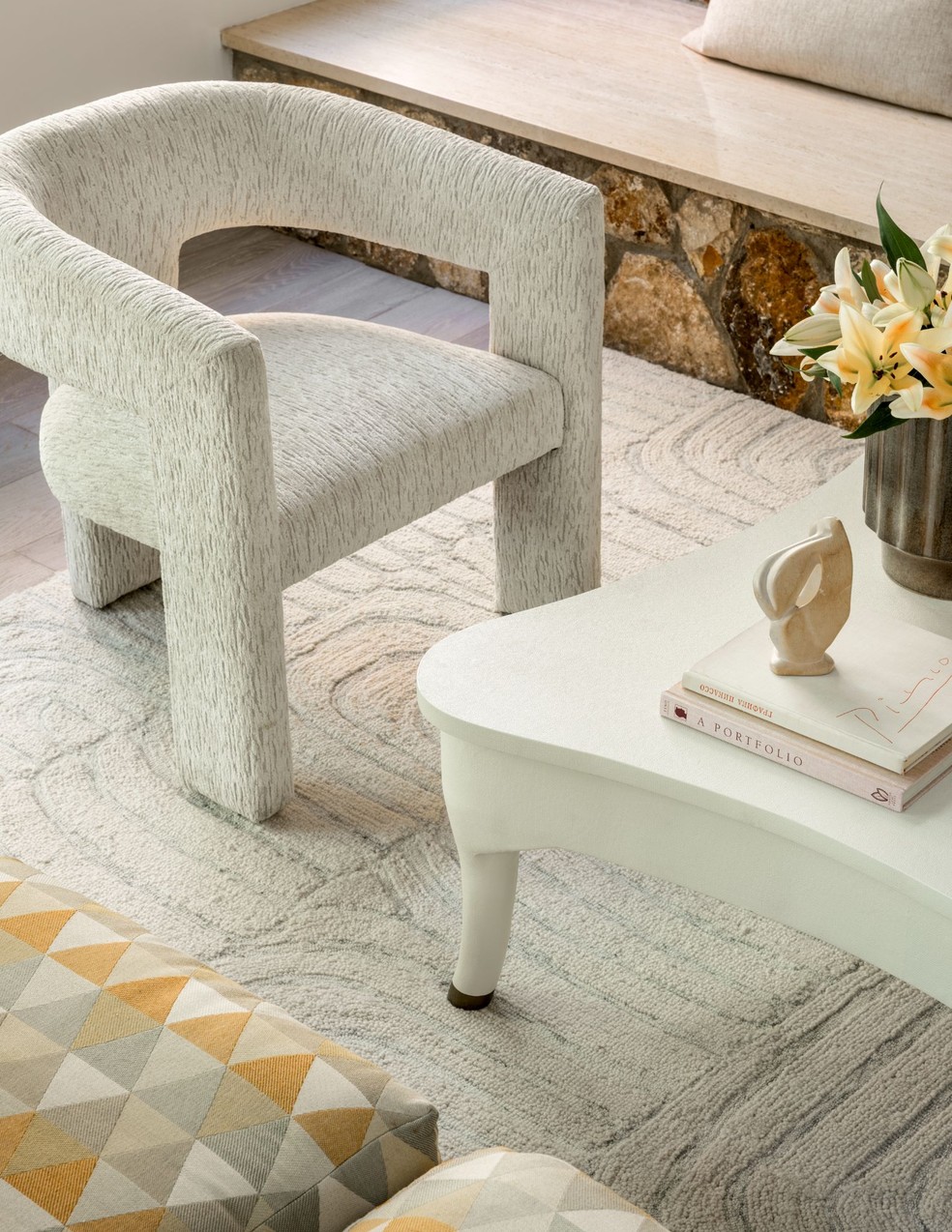A inversão de cores também está presente na escolha dos móveis e acessórios, como a poltrona e tapete da sala de estar, em tons claros e semelhantes — Foto: Andrew Frasz
