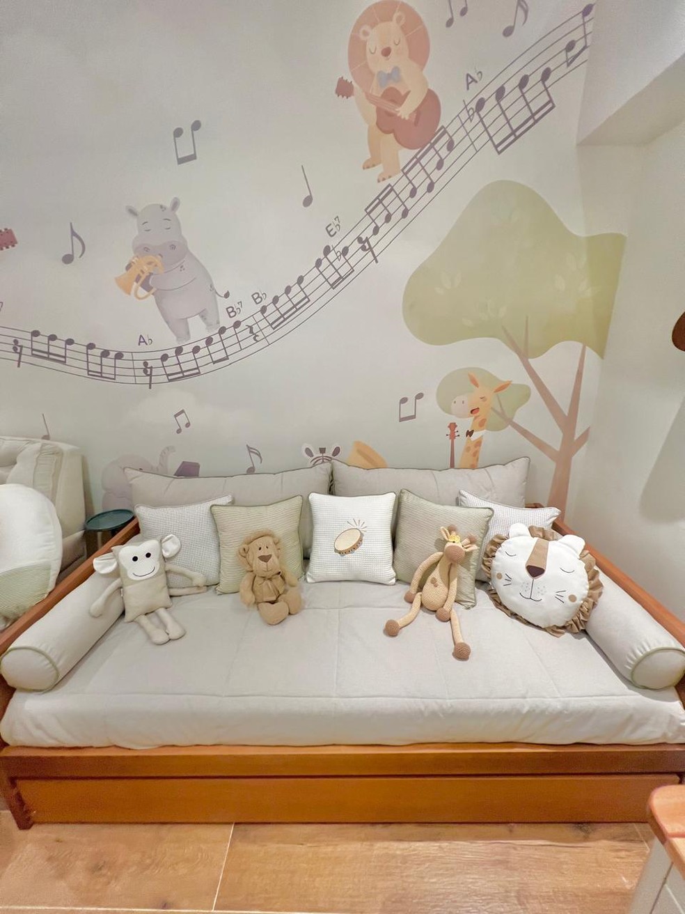 Pretinho da Serrinha apresenta detalhes do quarto do filho caçula — Foto: Isaque Ot