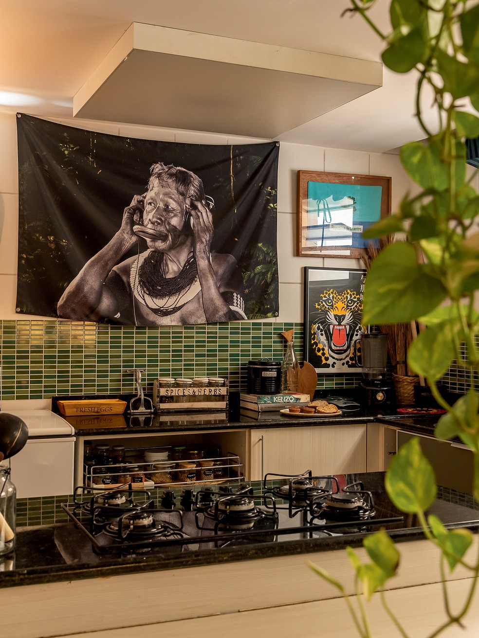No frontão da cozinha, a fotografia do cacique Raoni, de Gilvan Barreto, em forma de bandeira — Foto: Wesley Diego Emes
