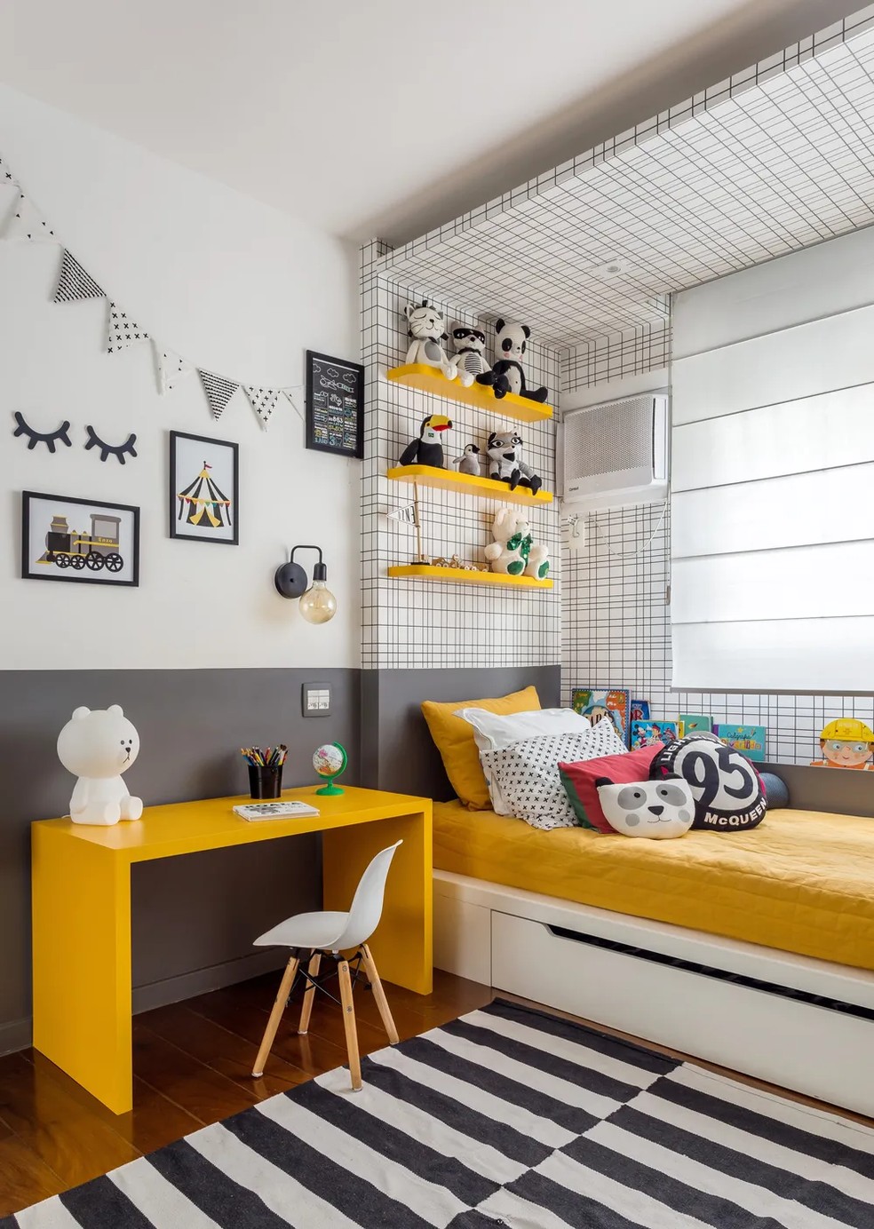 Este quarto infantil, assinado pela arquiteta Amanda Miranda , ganhou um espaço especial para os brinquedos — Foto: Luiza Schreier/Divulgação