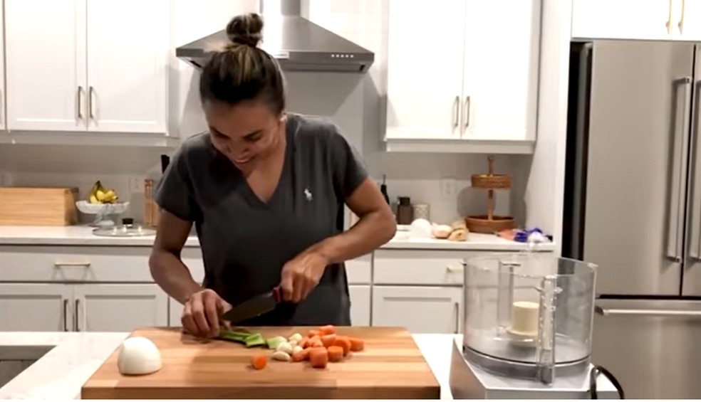 A atleta mostra sua habilidade também na cozinha — Foto: Reprodução/Youtube