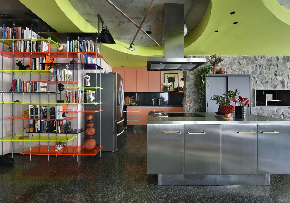 Verde limão do forro contrasta com as cores em tons quentes utilizadas nos armários da cozinha neste apartamento em Pinheiros, São Paulo — Foto: Sidney Doll