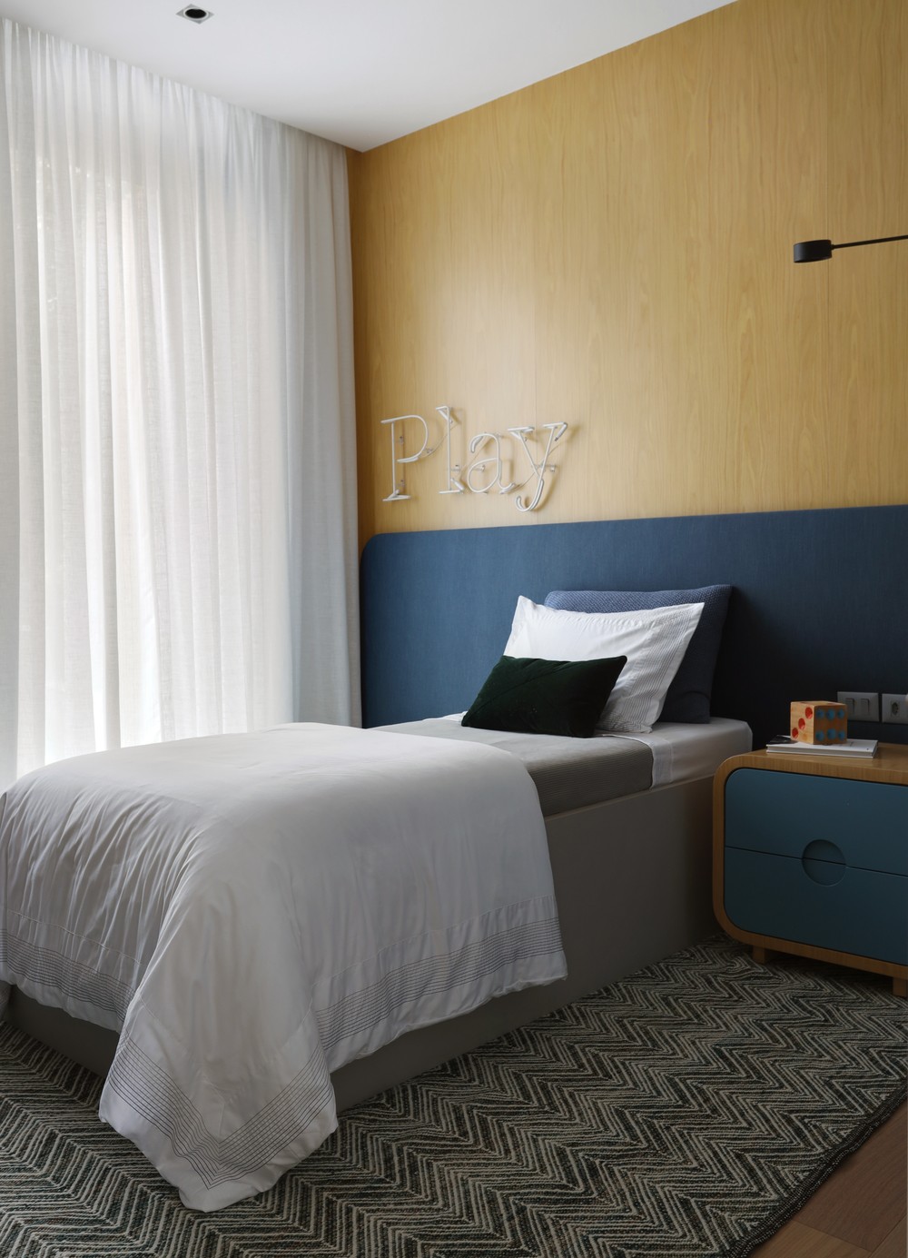 Cor azul-petróleo: 10 ideias de decoração com o tom elegante