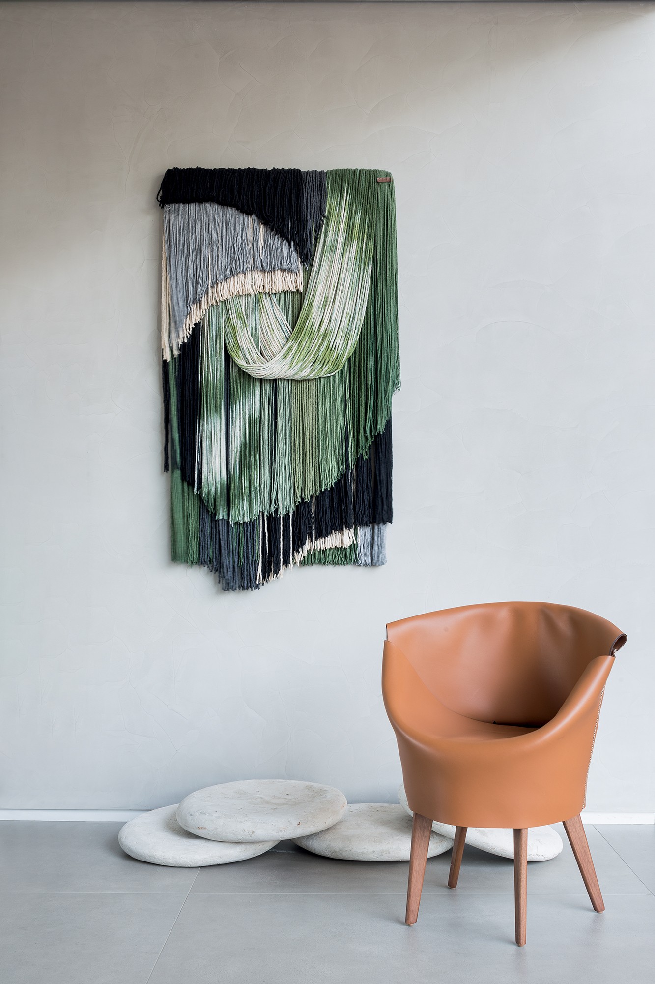 Na entrada da cozinha, a  cadeira Sela, design Studio Faro  para a +55 Design, ganhou a  companhia de uma tapeçaria de  Carolina Kroff, presente de Léo  Shehtman para a família — Foto: Filippo Bamberghi 