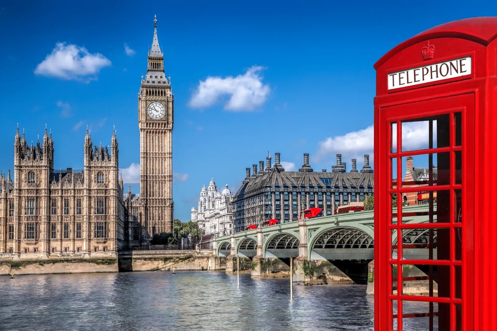 Cabines telefônicas vermelhas fazem parte da paisagem urbana de Londres tanto quanto o Big Ben. Aliás, o nome Big Ben referia-se originalmente apenas ao mais pesado dos cinco relógios da torre sineira do Palácio de Westminster — Foto: Extravagantni/Getty Images