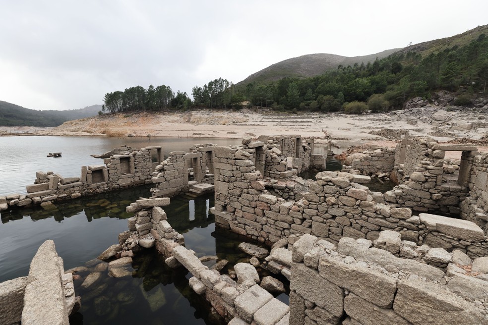 As ruínas do Vilarinho da Furna, em Portugal, durante a estação seca, quando a antiga vila fica exposta — Foto: Getty Images