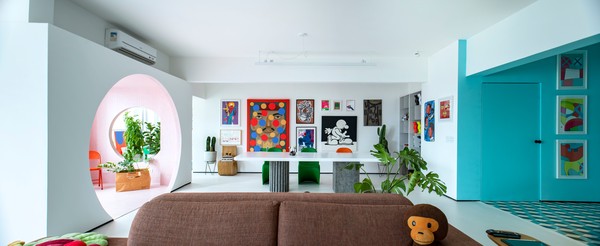 Por dentro do apartamento contemporâneo e irreverente de Laudz e Clau
