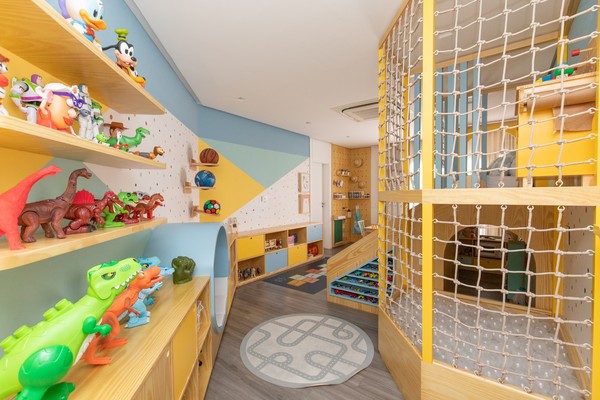 Décor do dia: quarto infantil com piscina de bolinhas, escorregador e ...