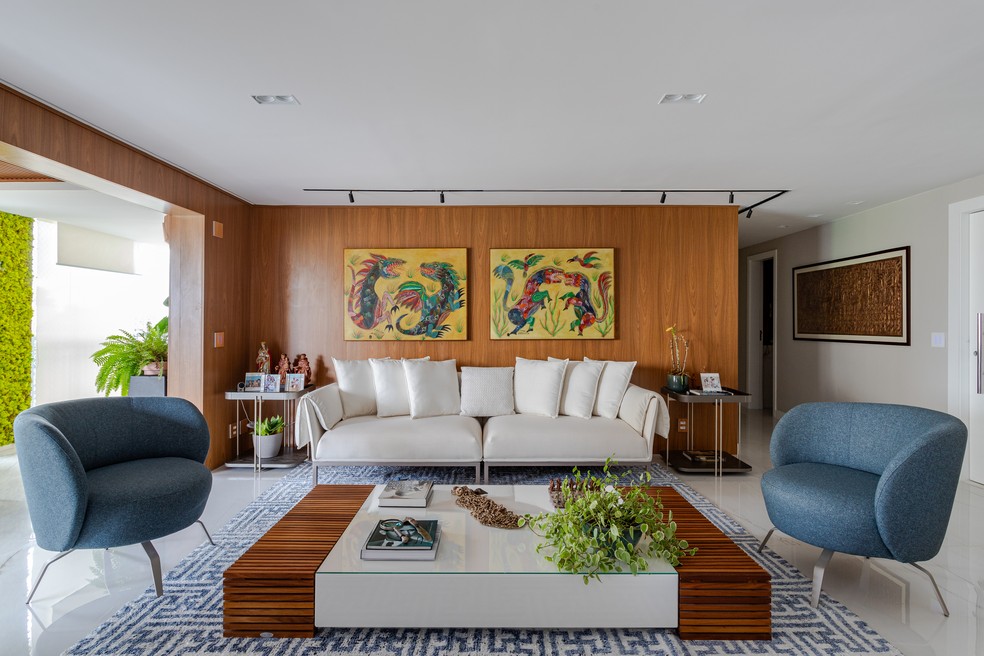 Sala de estar do apartamento ganha cores com quadro, móveis e objetos decorativos — Foto: Gabriela Daltro