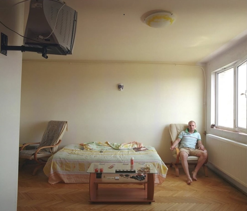 10 apartamentos idênticos com interiores personalizados são tema de série fotográfica — Foto: Bogdan Gîrbovan