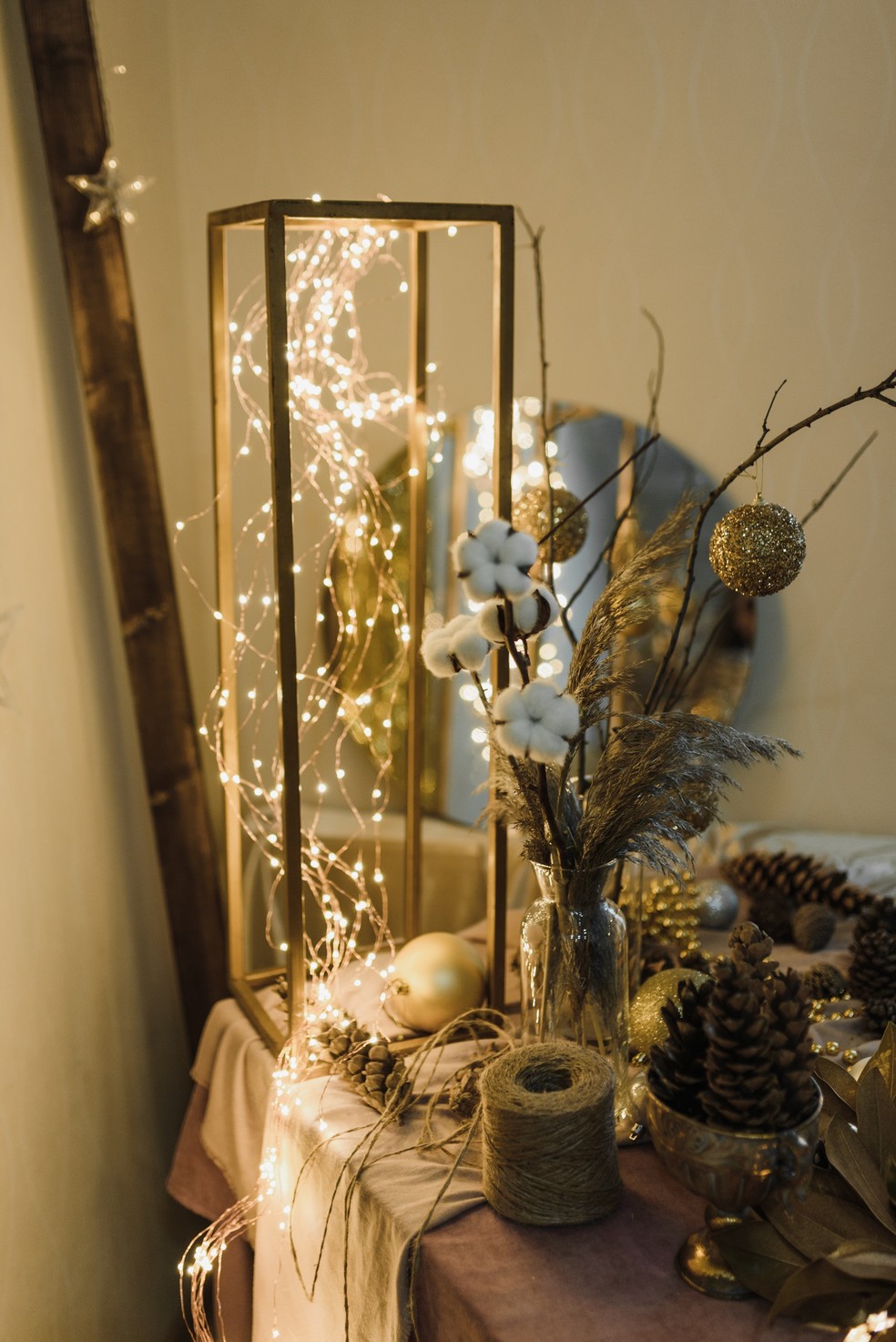 Além da árvore de Natal, fios de luzes podem servir para compor outras decorações  — Foto: Arina Krasnikova/Pexels