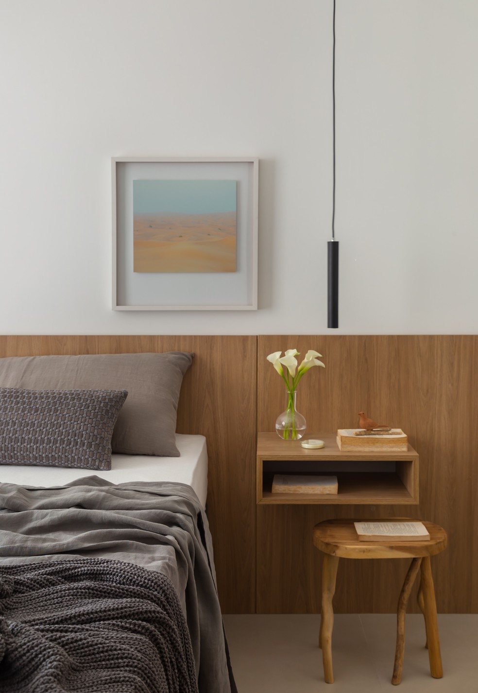 A simplicidade dá o tom neste quarto criado pelo arquiteto Rafael Ramos — Foto: Luiza Schreier